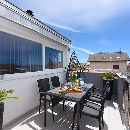 بيت ضيافة Deluxe Korina & Ramona 4*