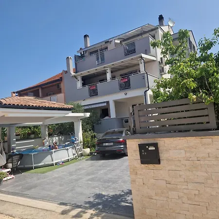 Deluxe Korina & Ramona Πανσιόν 3*