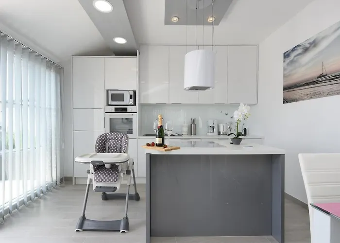 Deluxe Korina & Ramona 자다르