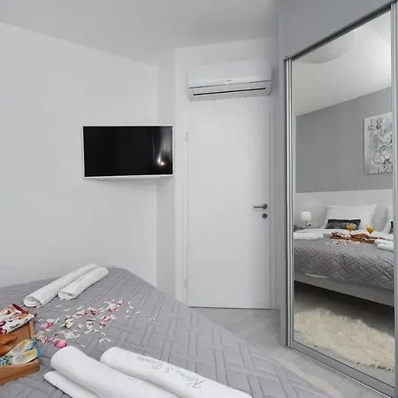 Gasthuis Deluxe Korina & Ramona 4*