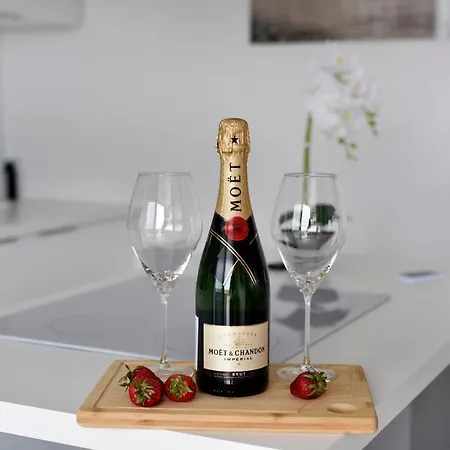 Deluxe Korina & Ramona