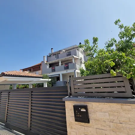 Deluxe Korina & Ramona 자다르