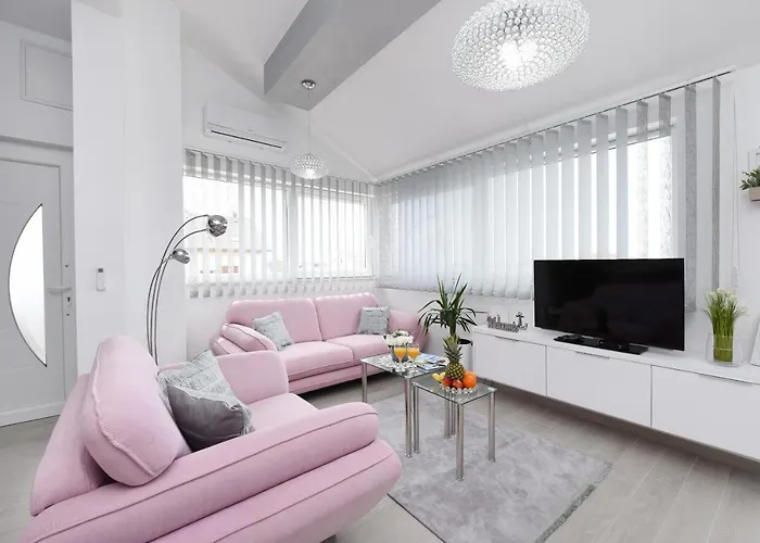 Deluxe Korina & Ramona Гостевой дом 4*